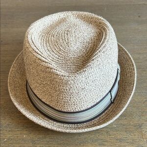Cremiux Collection Men’s Straw Fedora Hat. Size Large. Oatmeal Color.